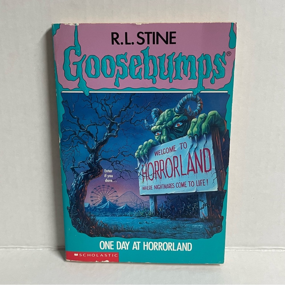 🦋$5🦋 Goosebumps R.L. Stine One Day at Horrorland #16 kids book